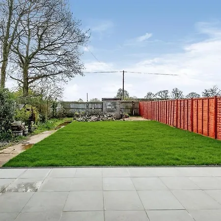 2 Orchard Farm Cottages, Sleeps 10, Large Garden East Grinstead Exterior photo