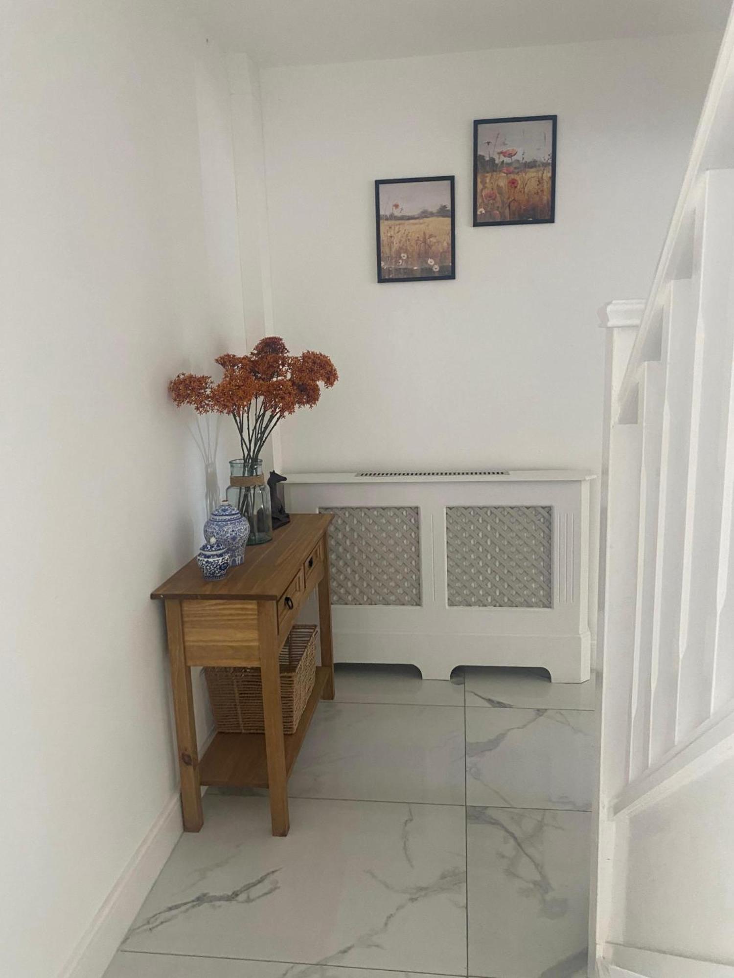 Дом отдыха 2 Orchard Farm Cottages, Sleeps 10, Large Garden Ист-Гринстед