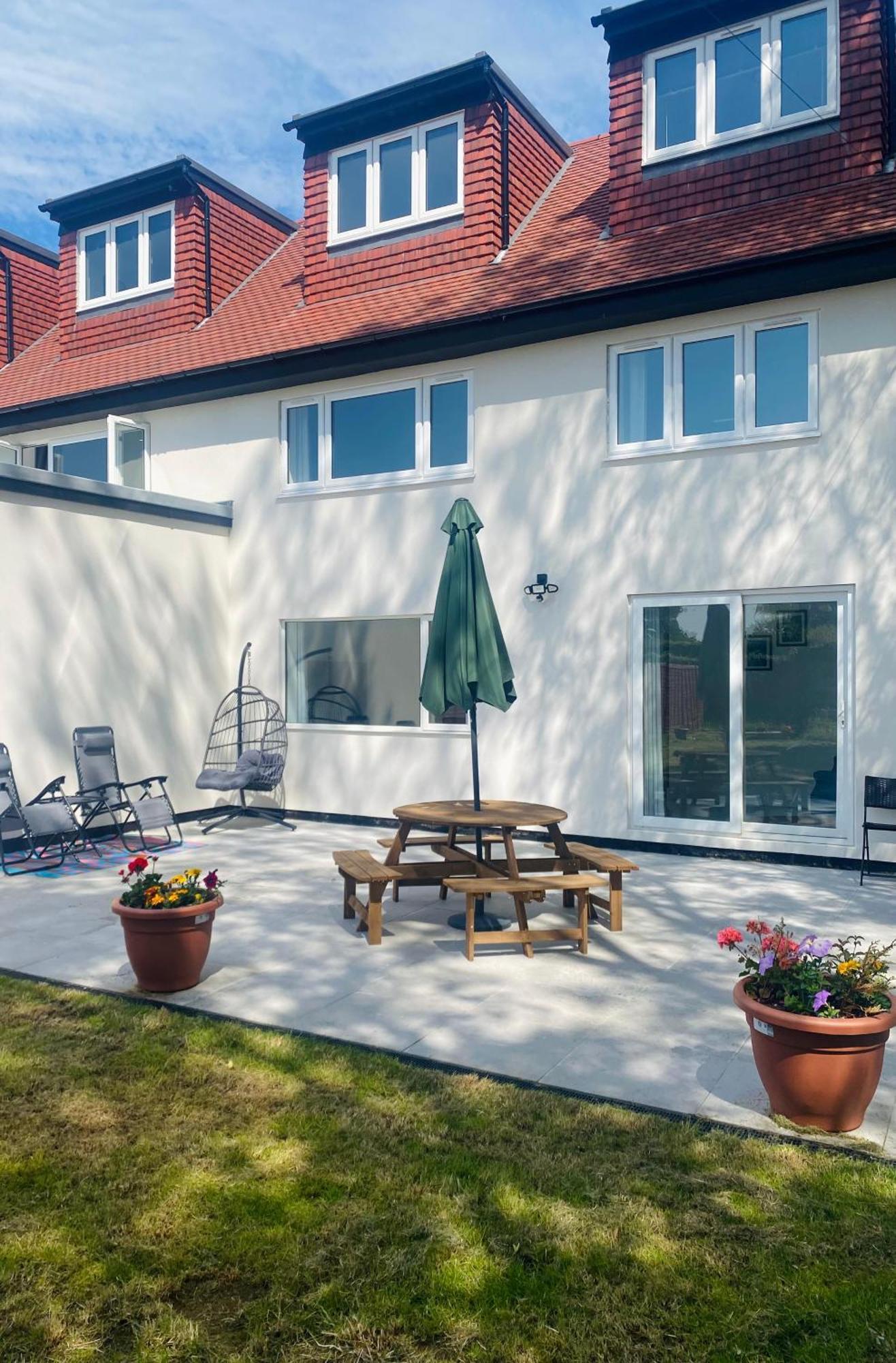 2 Orchard Farm Cottages, Sleeps 10, Large Garden Ист-Гринстед