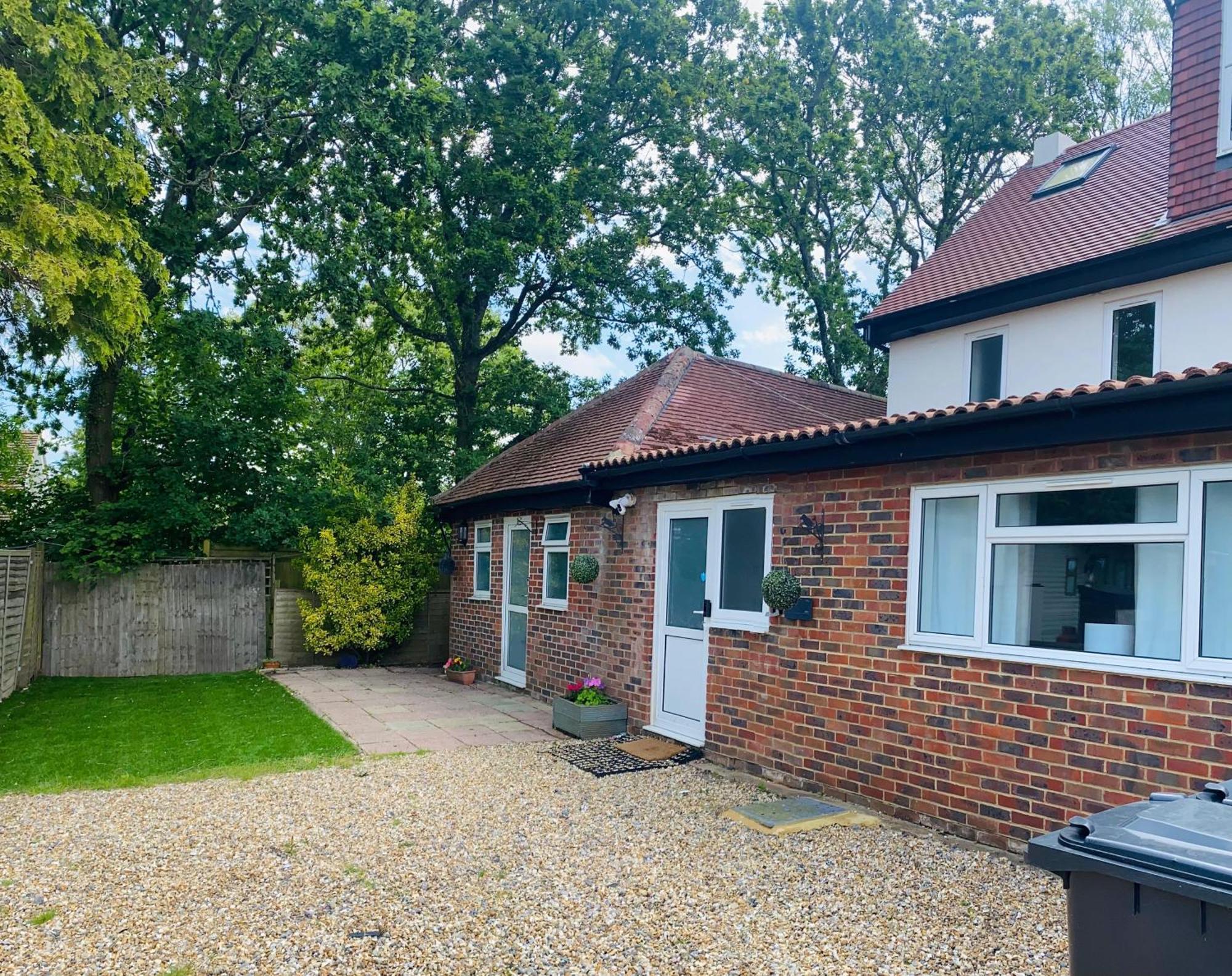 2 Orchard Farm Cottages, Sleeps 10, Large Garden Ист-Гринстед