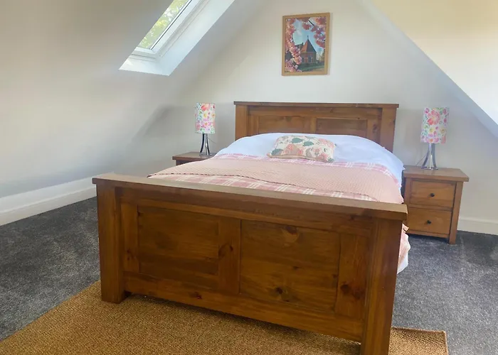 2 Orchard Farm Cottages, Sleeps 10, Large Garden