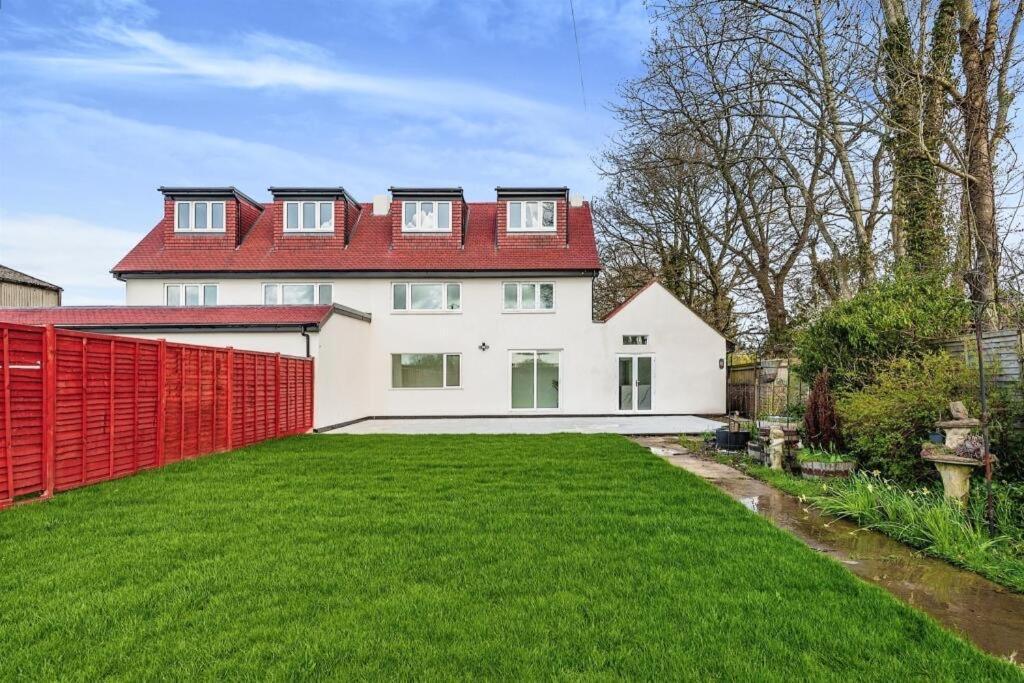 2 Orchard Farm Cottages, Sleeps 10, Large Garden Holiday home East Grinstead