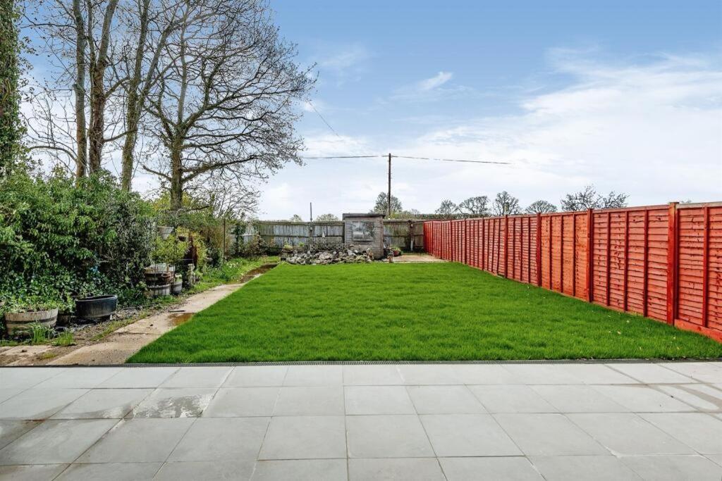 2 Orchard Farm Cottages, Sleeps 10, Large Garden *